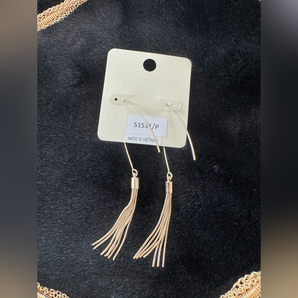 NWT Macy’s Gold Tone Snake V-Neck Chain with Tassel & Matching Earrings - Picture 8 of 8